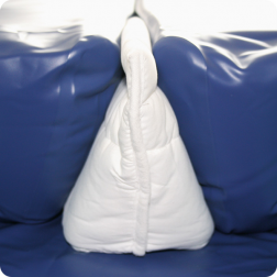 Séparateur pyramidal pour lit à eau double poche avec découpe en biais au milieu