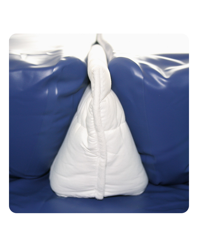 Séparateur pyramidal pour lit à eau double poche avec découpe en biais au milieu